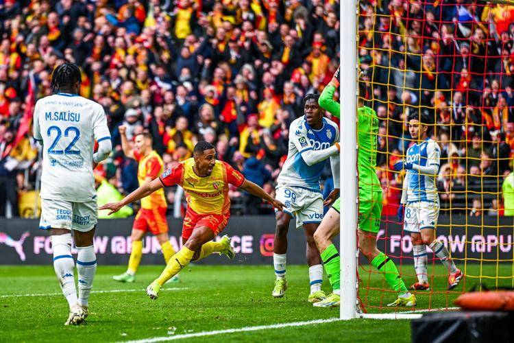 AC米兰主场不败，拉齐奥客场低迷，争夺意甲前四关键战。